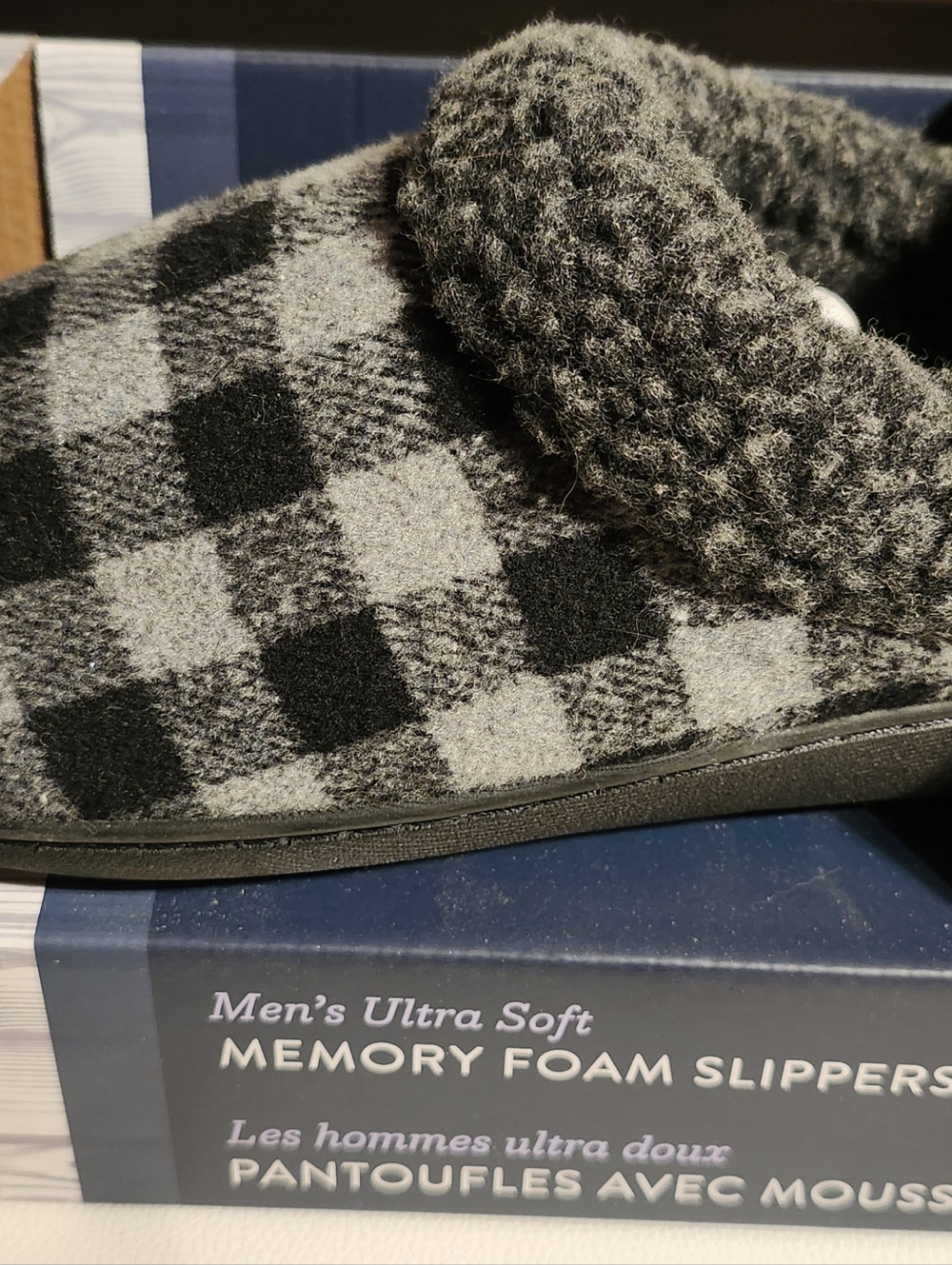 Every Sunday Mens Large 9-10 Slippers